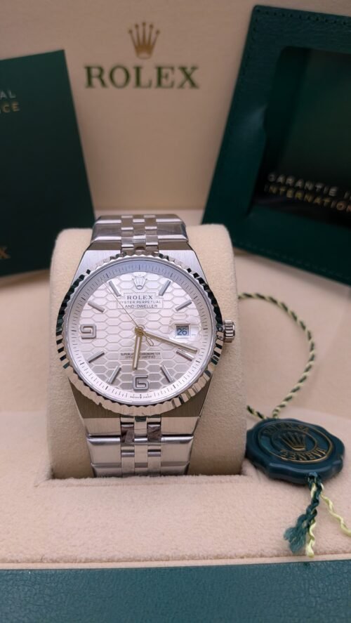 Rolex — esfera plateada con patrón de panal, bisel estriado y brazalete jubilee de acero