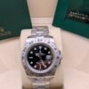 Rolex — esfera negra con aguja GMT naranja y brazalete de acero