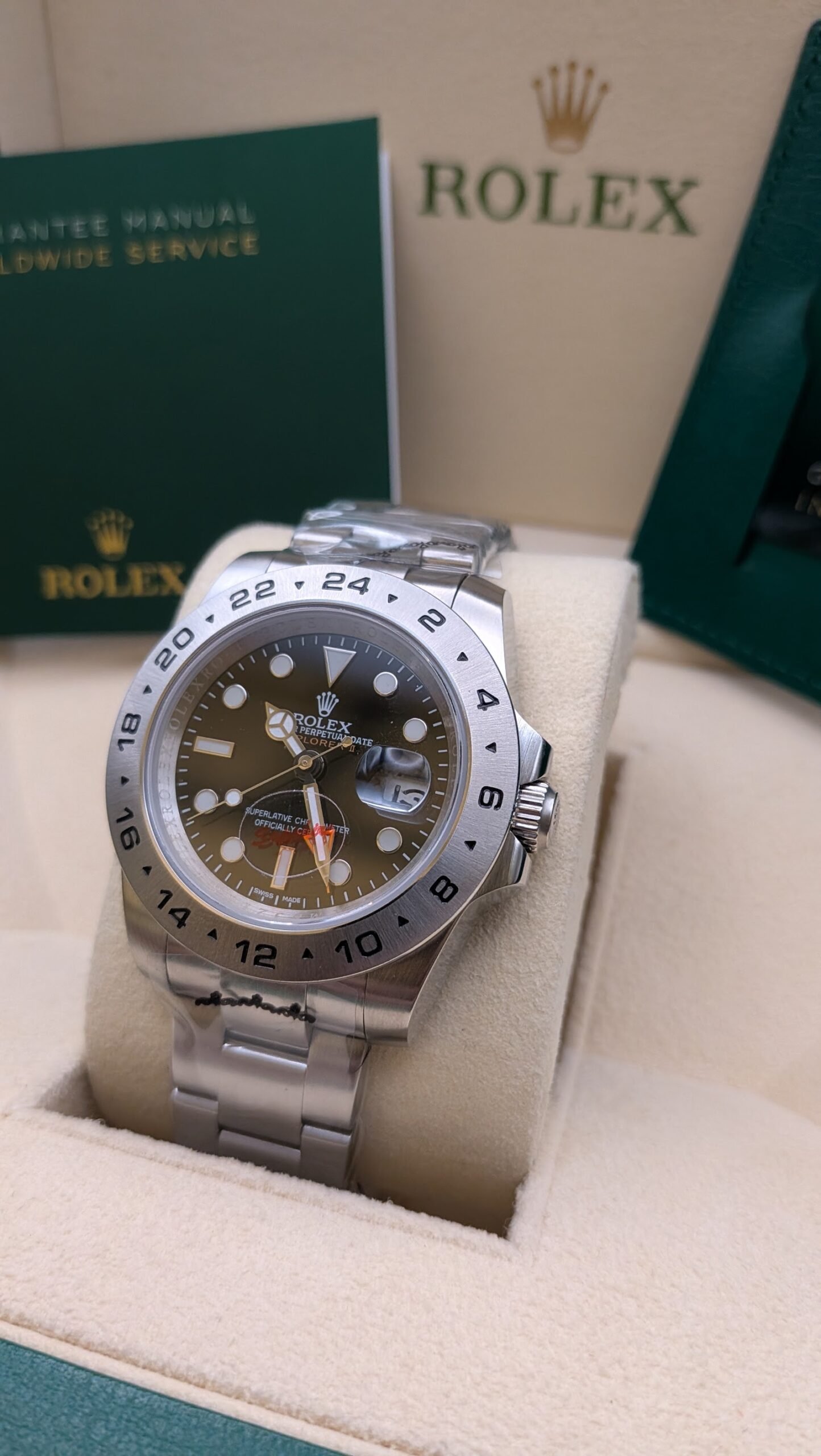 Rolex — esfera negra con aguja GMT naranja y brazalete de acero