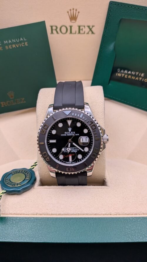 Rolex — esfera negra, bisel gris y correa de caucho negra