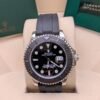 Rolex — esfera negra, bisel gris y correa de caucho negra