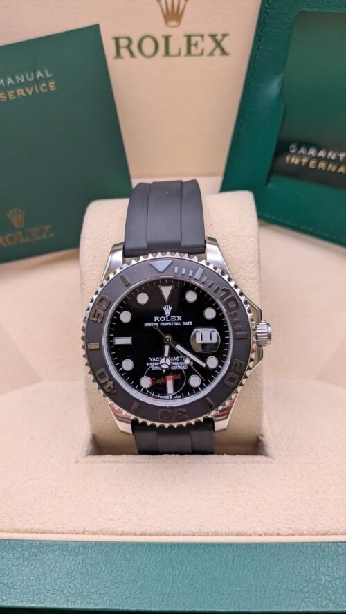 Rolex — esfera negra, bisel gris y correa de caucho negra