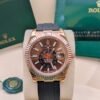 Rolex — esfera chocolate con calendario anual, caja oro rosa y correa de caucho negra