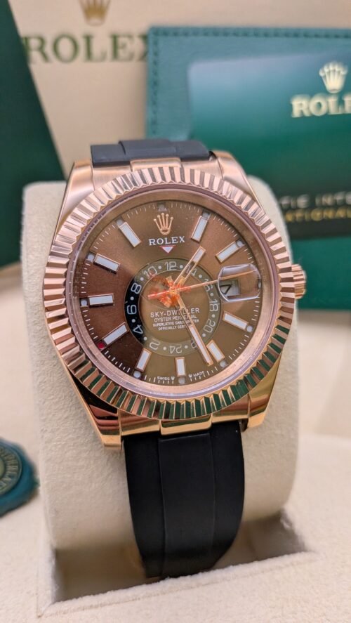 Rolex — esfera chocolate con calendario anual, caja oro rosa y correa de caucho negra