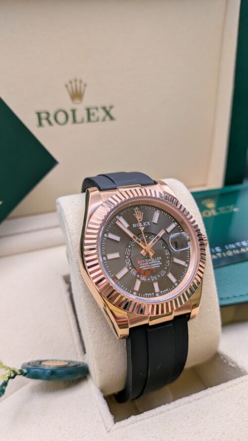 Rolex — esfera chocolate con calendario anual, caja oro rosa y correa de caucho negra