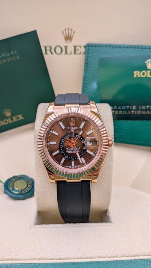 Rolex — esfera chocolate con calendario anual, caja oro rosa y correa de caucho negra