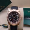 Rolex — esfera negra con calendario anual, caja oro rosa y correa de caucho negra