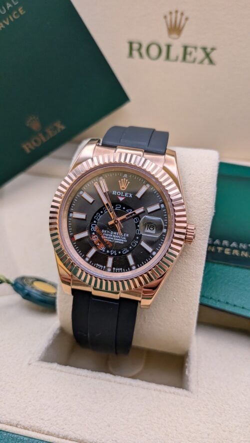 Rolex — esfera negra con calendario anual, caja oro rosa y correa de caucho negra