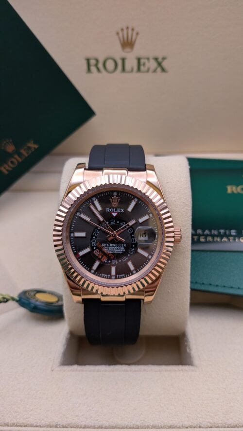 Rolex — esfera negra con calendario anual, caja oro rosa y correa de caucho negra