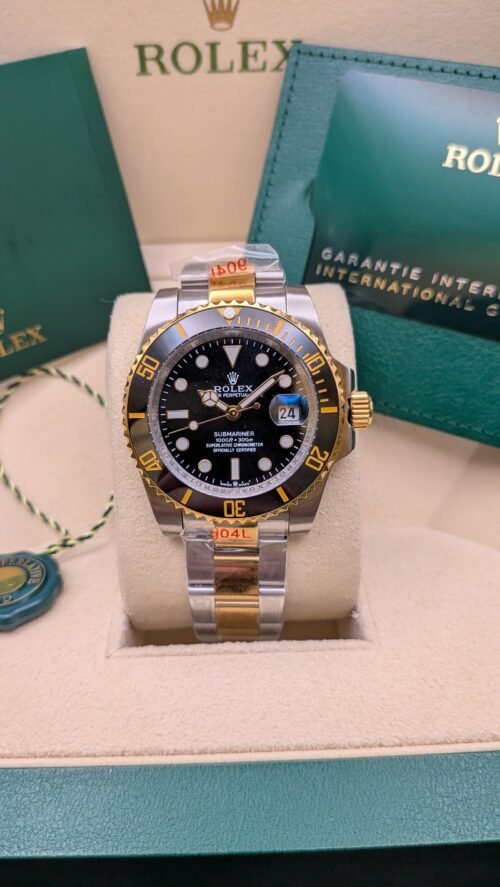 Rolex — esfera negra, bisel negro y dorado y brazalete bicolor