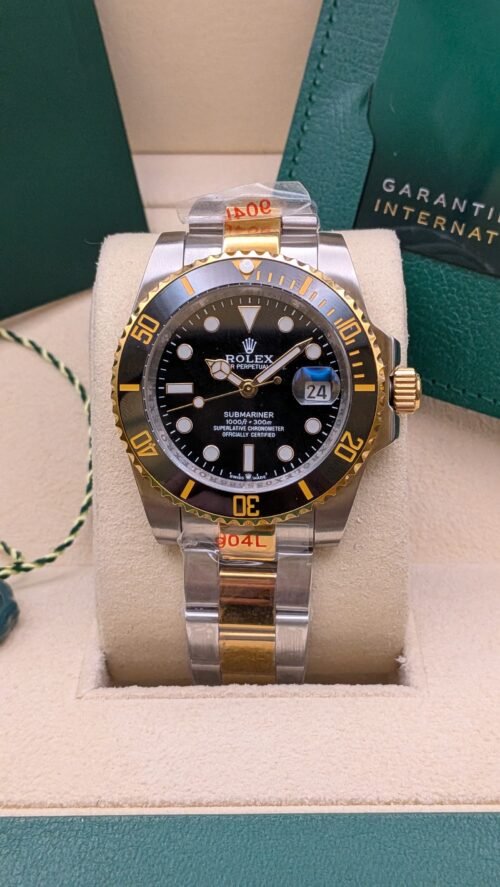 Rolex — esfera negra, bisel negro y dorado y brazalete bicolor
