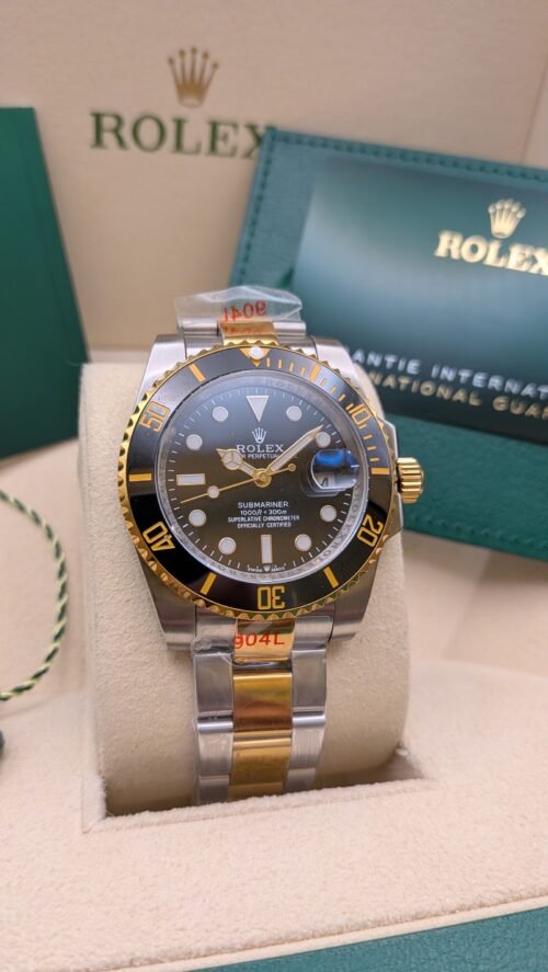 Rolex — esfera negra, bisel negro y dorado y brazalete bicolor