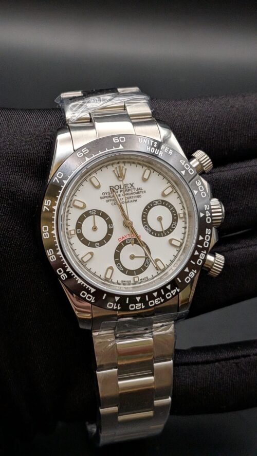 Rolex — cronógrafo con esfera blanca, bisel negro y brazalete de acero