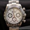 Rolex — cronógrafo con esfera blanca, bisel negro y brazalete de acero