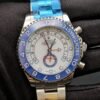Rolex — cronógrafo regata con esfera blanca, bisel azul y brazalete de acero