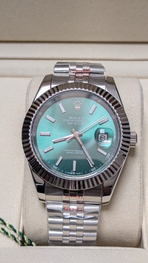Rolex — esfera verde menta, bisel estriado y brazalete jubilee de acero