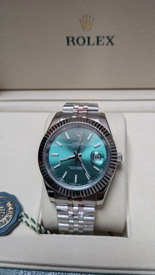 Rolex — esfera verde menta, bisel estriado y brazalete jubilee de acero