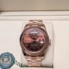 Rolex — esfera chocolate con día y fecha, bisel estriado y brazalete oro rosa