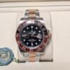 Rolex — esfera negra con doble huso horario, bisel marrón y negro y brazalete bicolor oro rosa