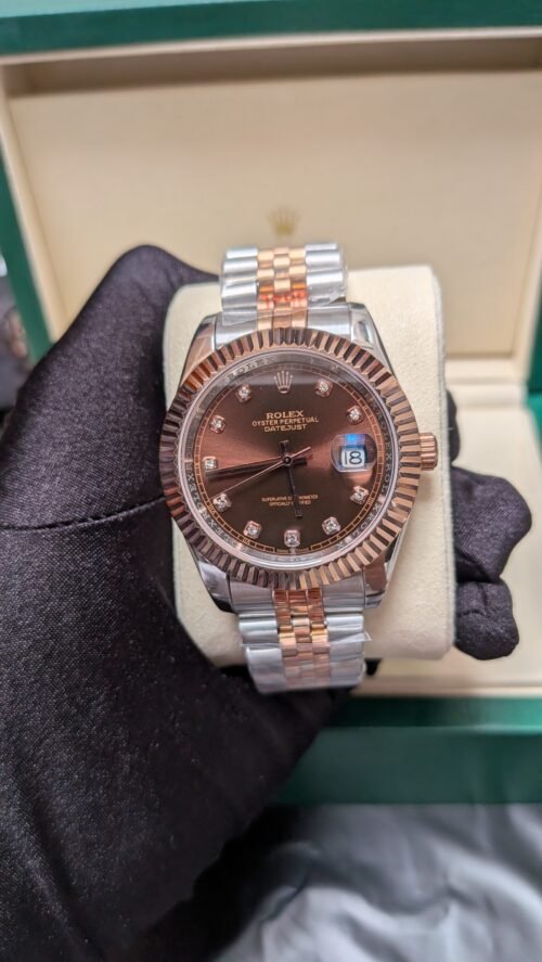 Rolex — esfera chocolate con brillantes, bisel oro rosa estriado y brazalete jubilee bicolor