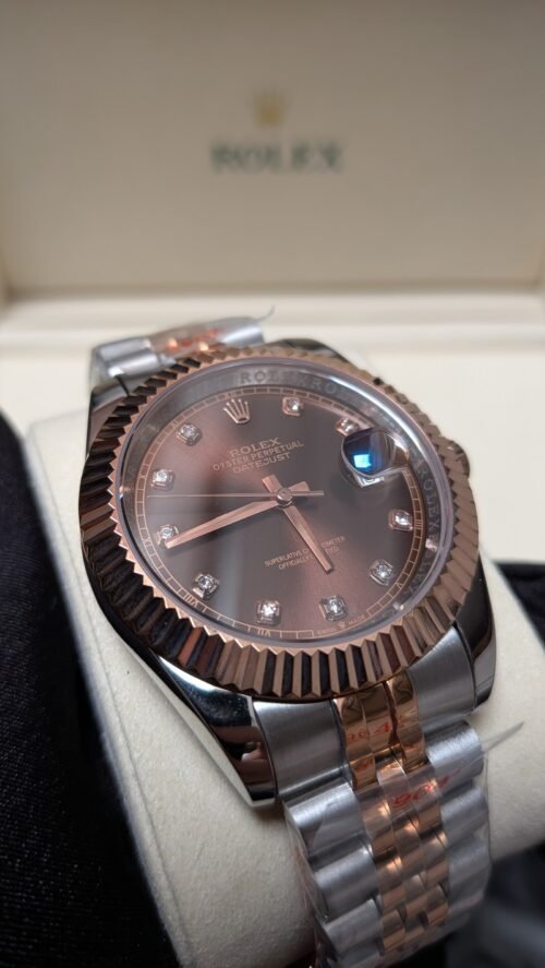 Rolex — esfera chocolate con brillantes, bisel oro rosa estriado y brazalete jubilee bicolor