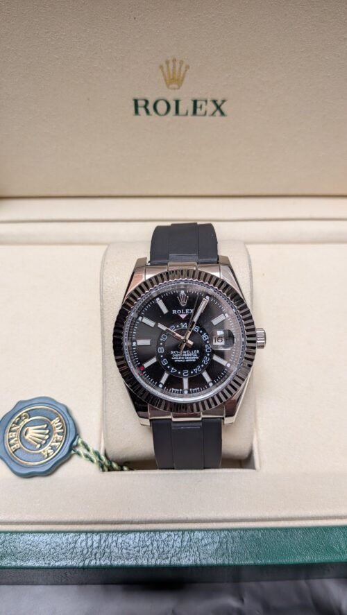 Rolex — esfera gris oscura con calendario anual, caja negra y correa de caucho negra