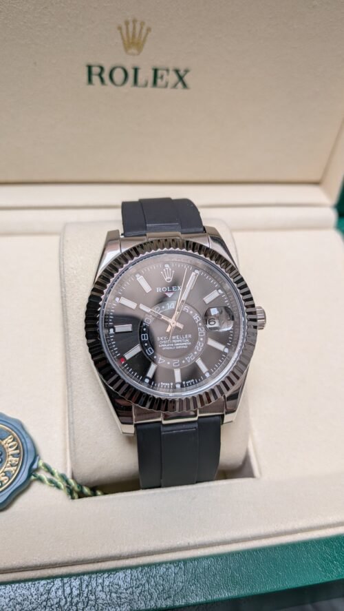 Rolex — esfera gris oscura con calendario anual, caja negra y correa de caucho negra