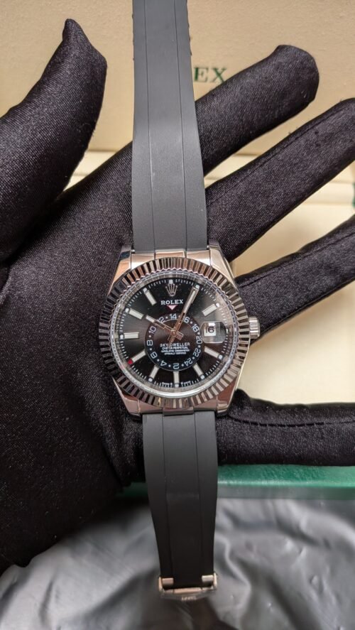 Rolex — esfera negra con calendario anual, bisel oro rosa y correa de caucho gris