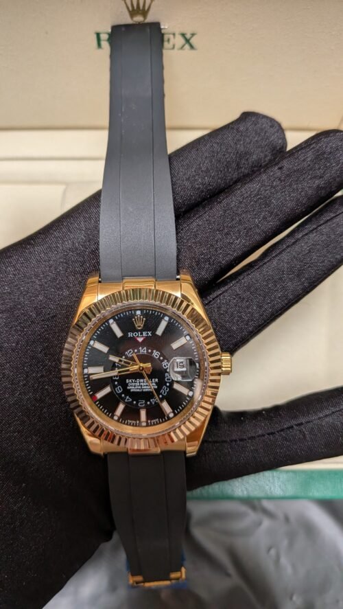 Rolex — esfera negra con calendario anual, caja dorada y correa de caucho negra