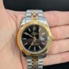 Rolex — esfera negra, bisel dorado estriado y brazalete jubilee bicolor