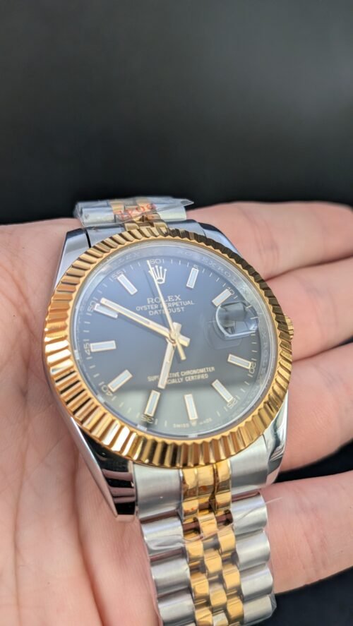 Rolex — esfera negra, bisel dorado estriado y brazalete jubilee bicolor