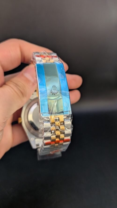Rolex — esfera negra, bisel dorado estriado y brazalete jubilee bicolor