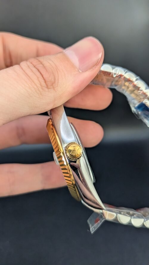 Rolex — esfera negra, bisel dorado estriado y brazalete jubilee bicolor