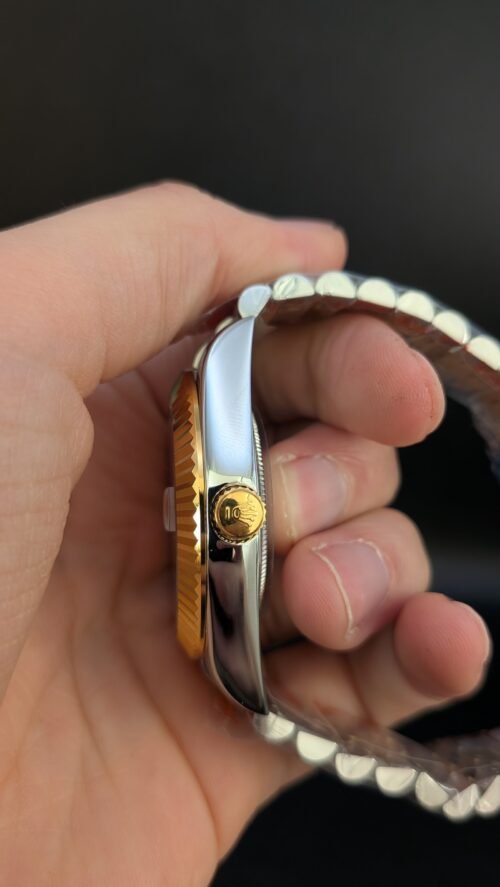 Rolex — esfera champaña, bisel dorado estriado y brazalete jubilee bicolor