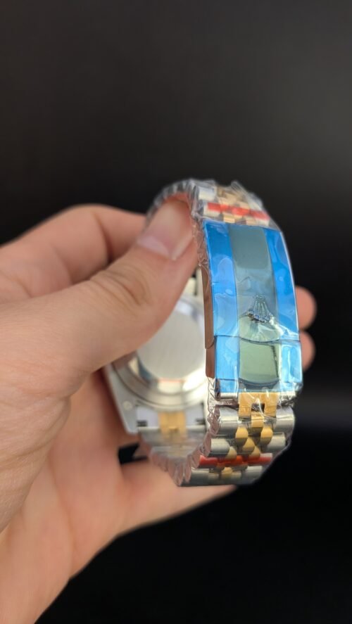 Rolex — esfera champaña, bisel dorado estriado y brazalete jubilee bicolor