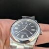 Rolex — esfera negra, bisel liso y brazalete de acero