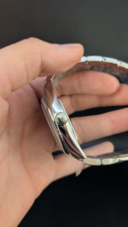 Rolex — esfera negra, bisel liso y brazalete de acero