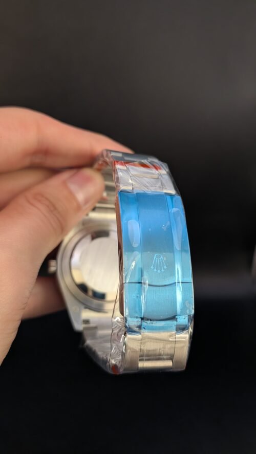 Rolex — esfera negra, bisel liso y brazalete de acero