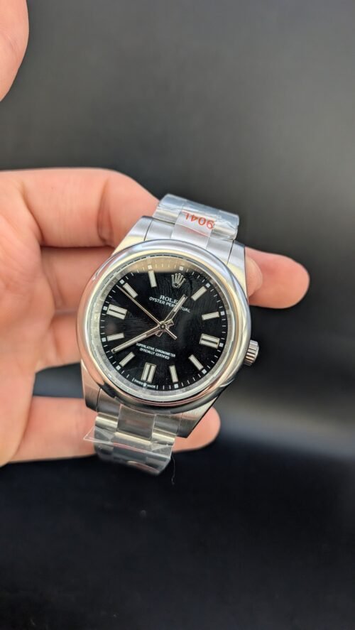 Rolex — esfera negra, bisel liso y brazalete de acero