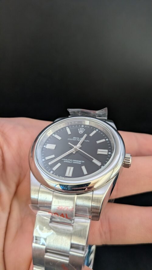 Rolex — esfera negra, bisel liso y brazalete de acero