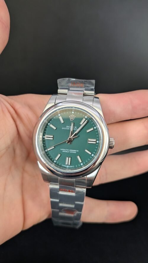 Rolex — esfera verde, bisel liso y brazalete de acero