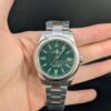Rolex — esfera verde, bisel liso y brazalete de acero
