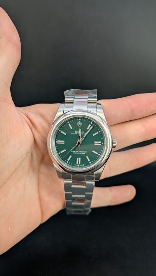 Rolex — esfera verde, bisel liso y brazalete de acero