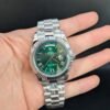 Rolex — esfera verde con números romanos, día y fecha, bisel estriado y brazalete de acero
