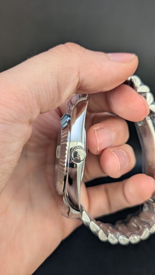 Rolex — esfera verde con números romanos, día y fecha, bisel estriado y brazalete de acero