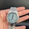 Rolex — esfera azul hielo con números romanos, día y fecha, bisel estriado y brazalete de acero
