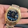 Rolex — esfera azul degradada con brillantes, día y fecha, caja y brazalete dorados