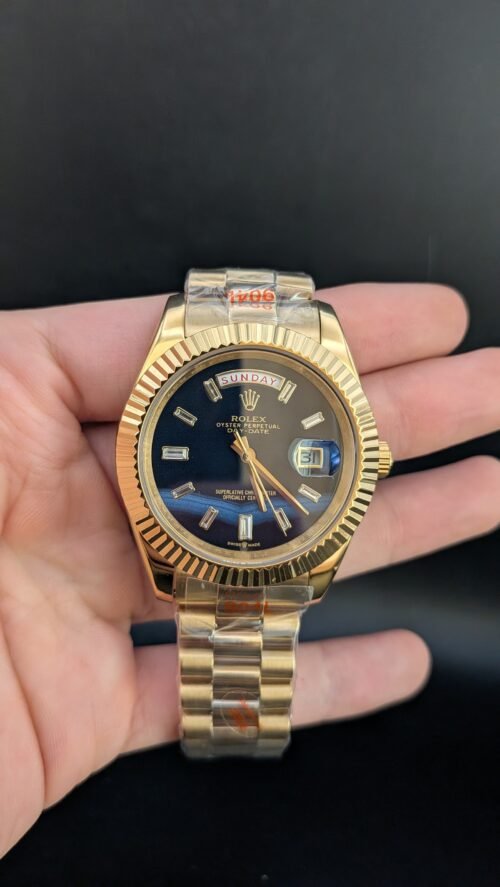 Rolex — esfera azul degradada con brillantes, día y fecha, caja y brazalete dorados
