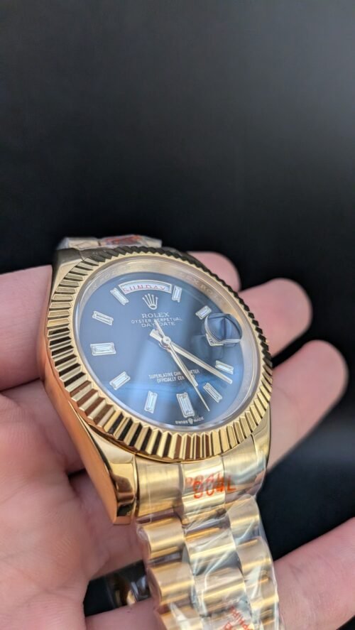 Rolex — esfera azul degradada con brillantes, día y fecha, caja y brazalete dorados