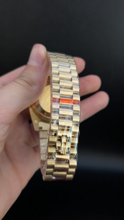 Rolex — esfera azul degradada con brillantes, día y fecha, caja y brazalete dorados